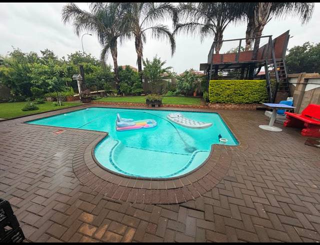 4 BEDROOM TOWNHOUSE FOR SALE IN AERORAND